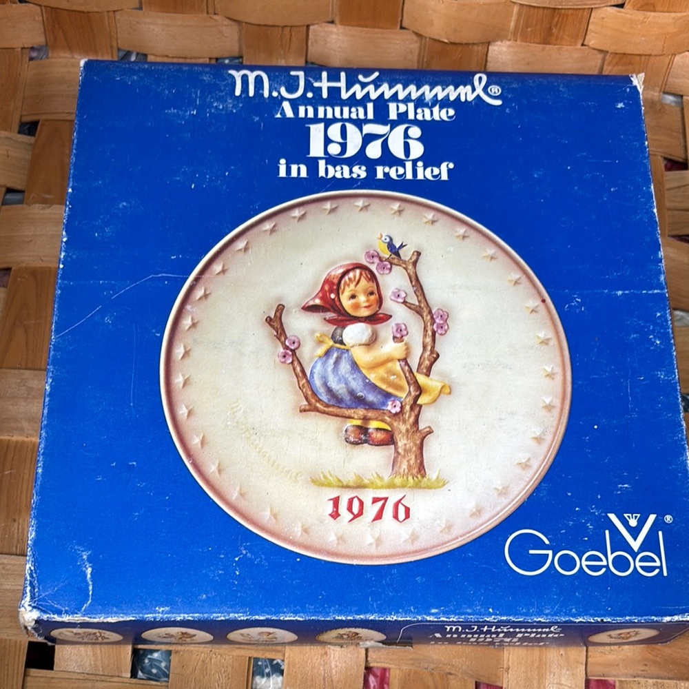 M.J. Hummel 1976 Annual Plate